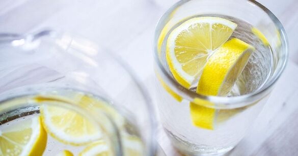 Agregar jugo de limón al agua puede hacer que sea más fácil seguir una dieta basada en agua. 