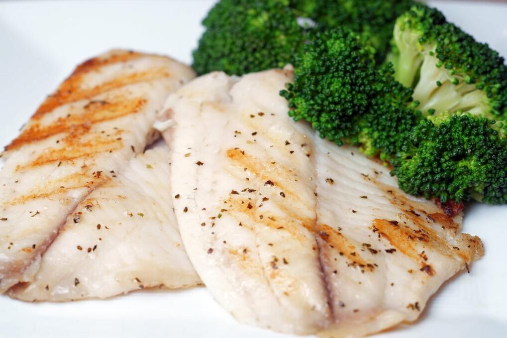 El pescado a la parrilla o hervido es un plato abundante en el menú de la dieta Osama Hamdiy