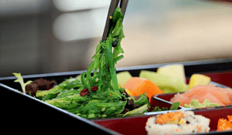 Ensalada y sushi