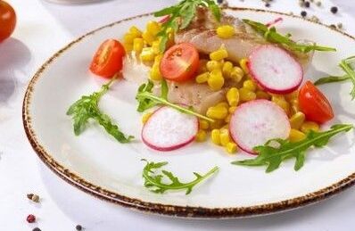 Filete de bacalao con maíz-un plato de la dieta mediterránea