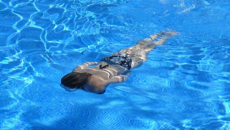 La natación, como cualquier otro ejercicio, es un buen hábito para adelgazar. 