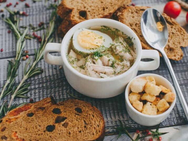 Sopa de pollo con huevo para dieta proteica