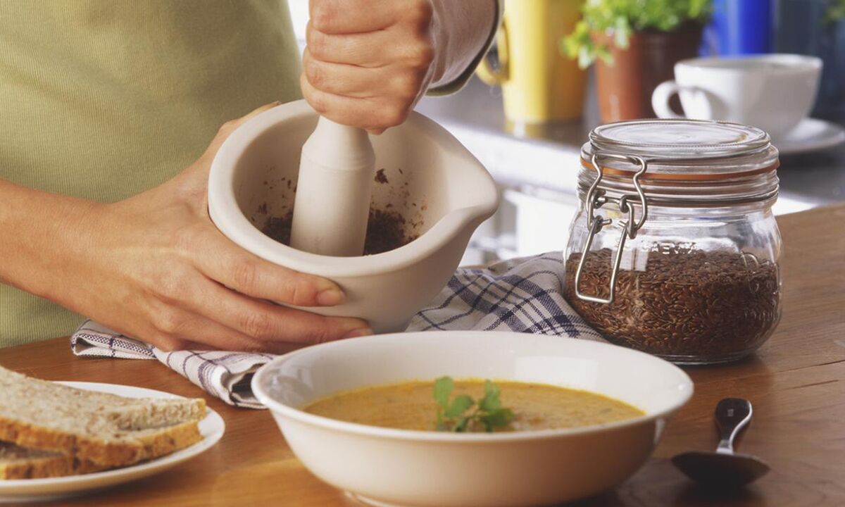 Agregue semillas de lino a la sopa para mejorar la función intestinal. 