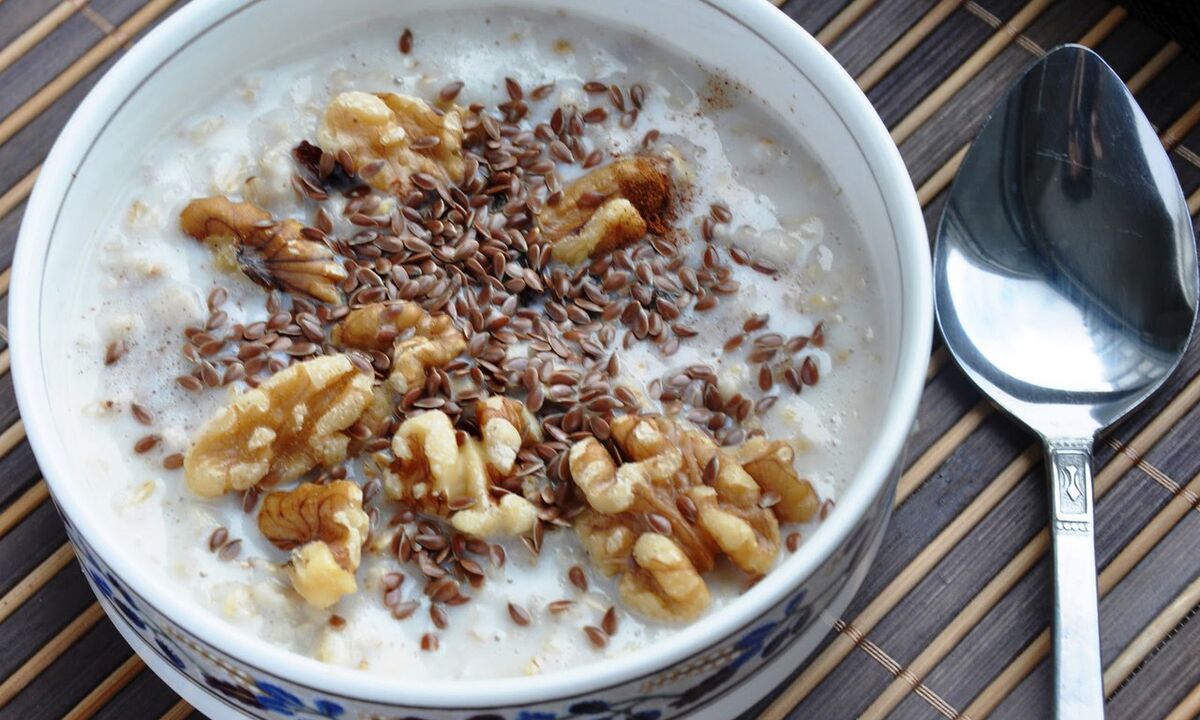 Gachas de avena con leche de semillas de lino un desayuno saludable para las personas que pierden peso